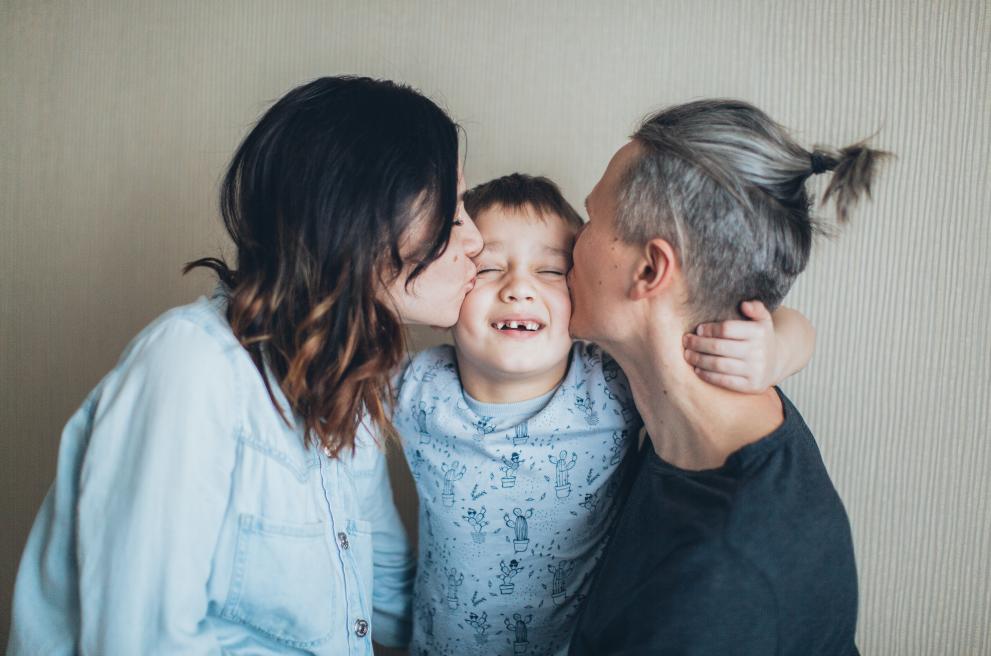 mama en papa die hun kind kussen