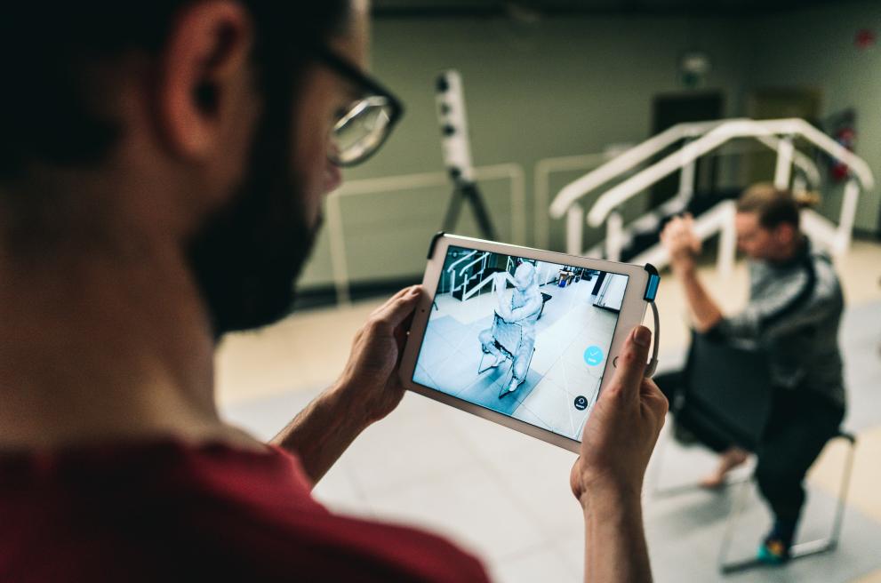 Twee onderzoekers aan de slag met 3D-scanner