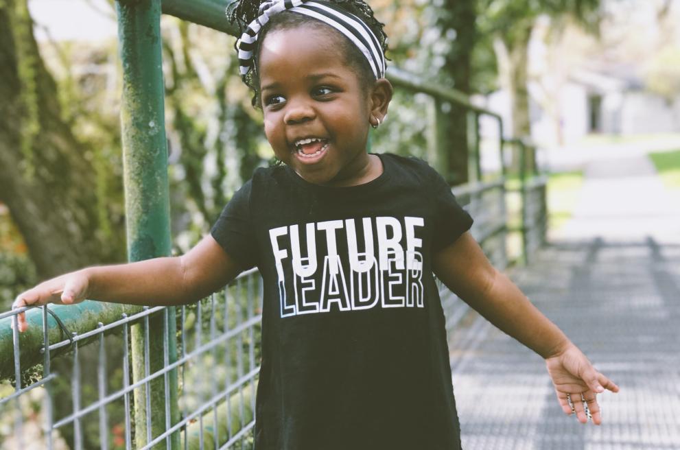 kind met tshirt future leader aan