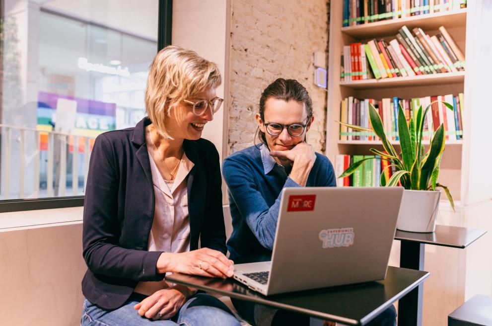 twee personen kijken naar laptop