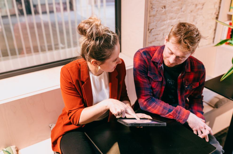 twee personen kijken samen op tablet