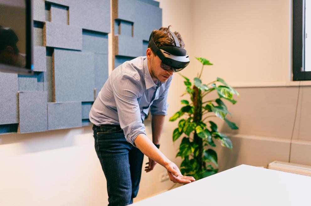 persoon met hololens