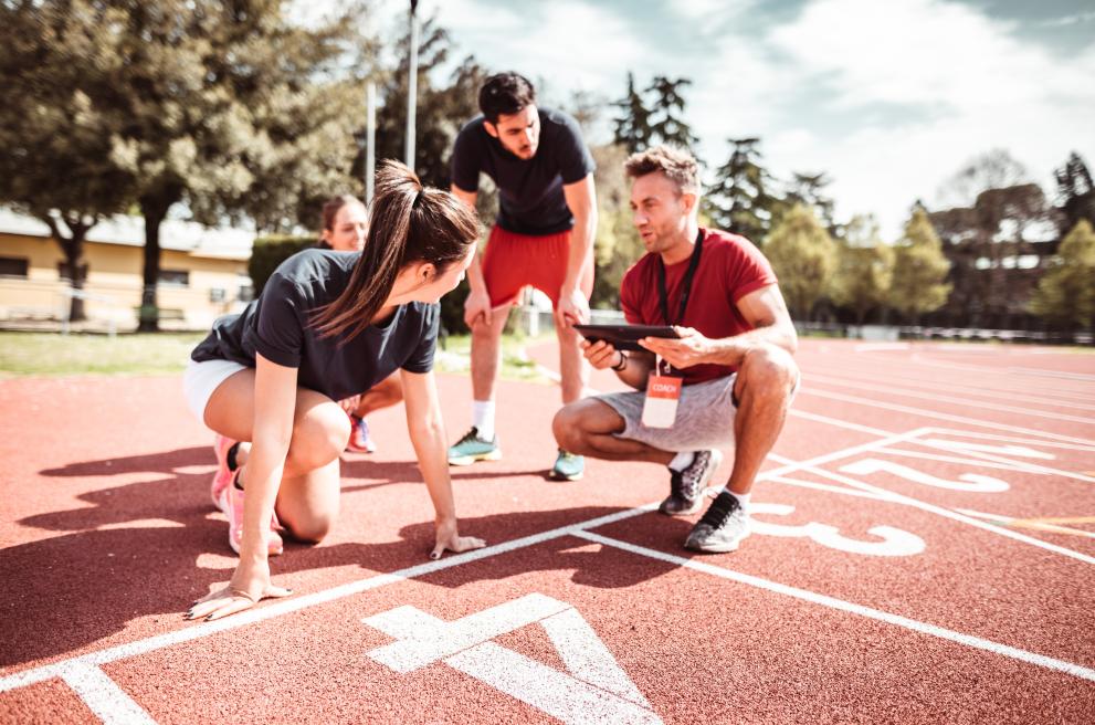 Studenten klaar om te lopen op de atletiekpiste 