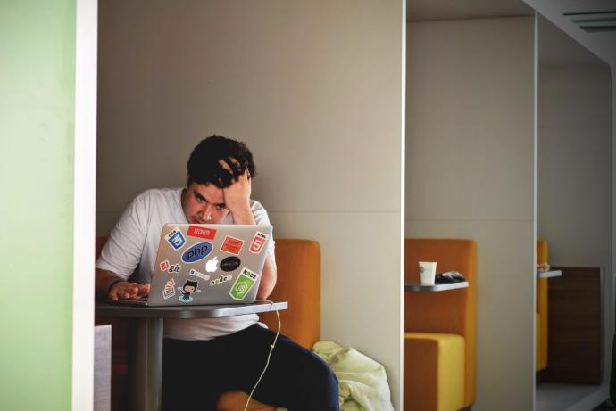 Student aan laptop